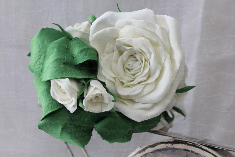 Ободок с цветочной композицией из белых роз.