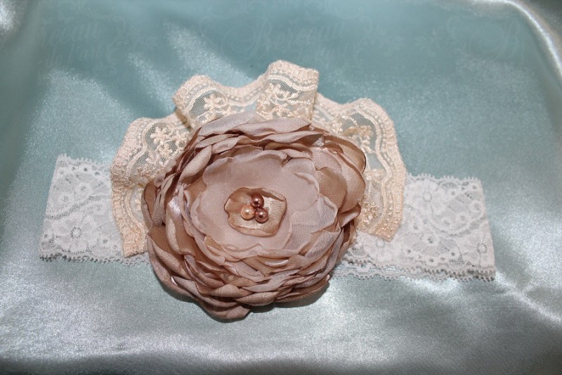 Кружевная эластичная повязка с текстильными цветами «Модница».
