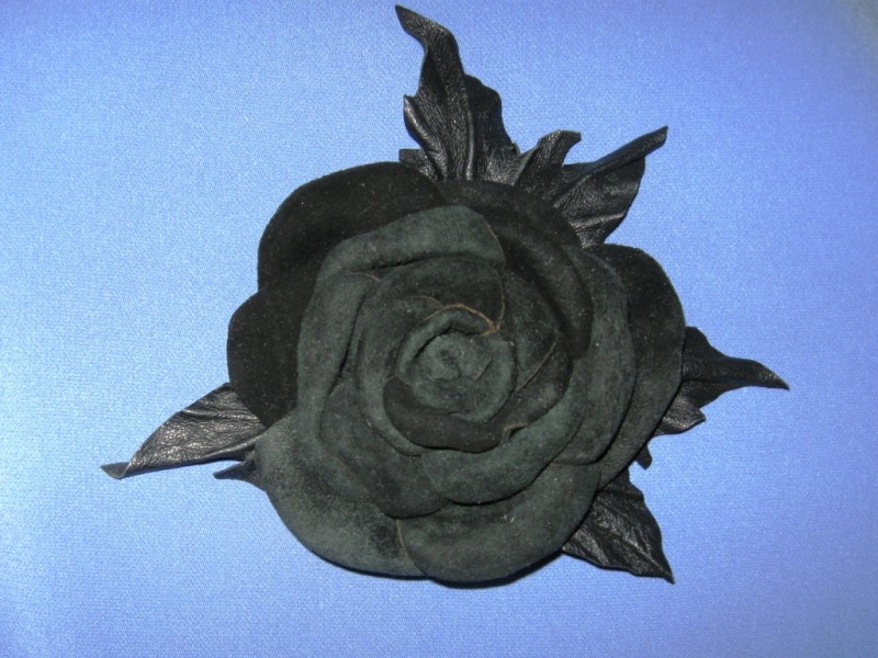 Брошь-роза  из  натуральной  кожи  «Бархат  ночи»
