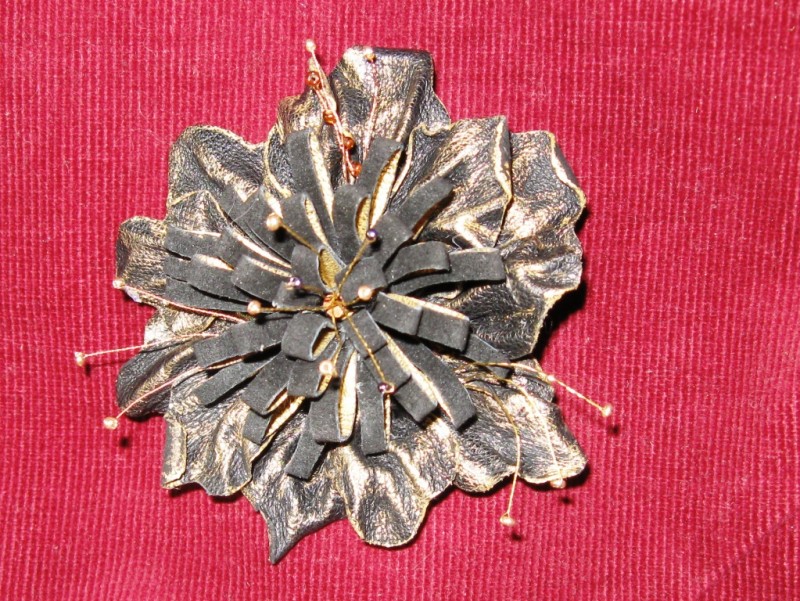 Брошь-цветок  из  натуральной  кожи  «Ночной  каприз»