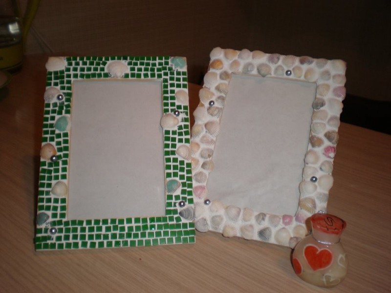 Рамочки для фото, декорированные мозаикой и ракушками и бусинами