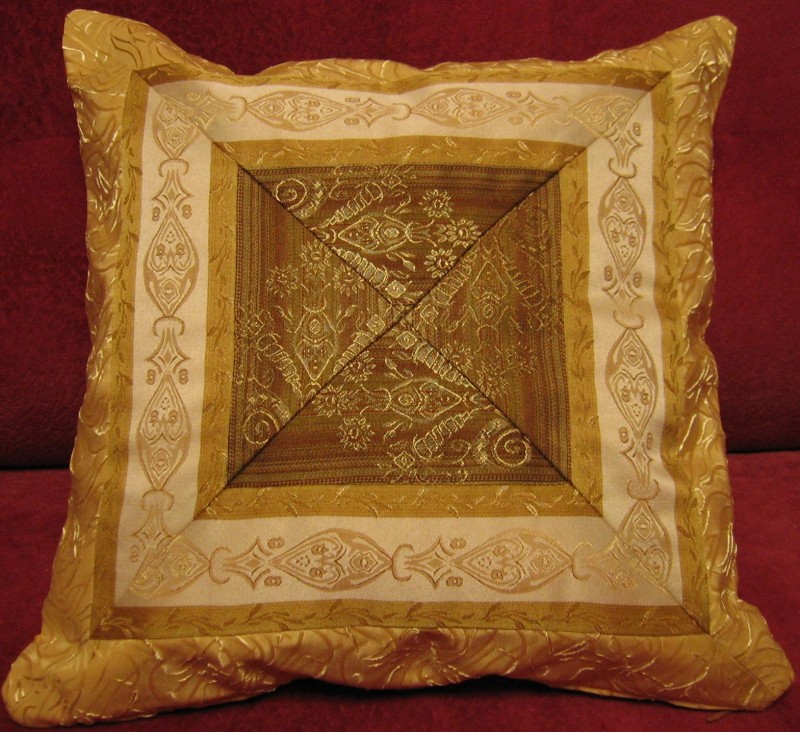 Декоративная подушка в лоскутной технике