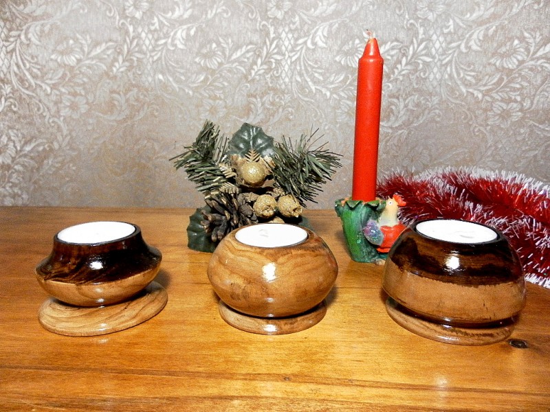 Набор деревянных подсвечников для интерьера с чайными свечами.