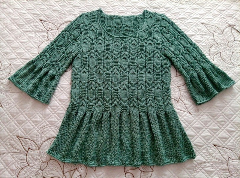 Серебристо-зеленый пуловер с косами и баской ручной работы. 
