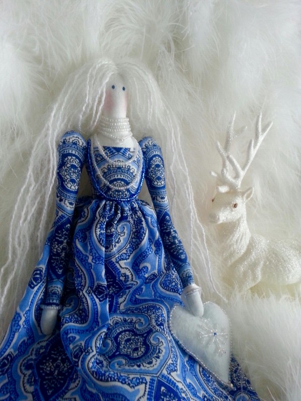 Кукла в стиле Тильда в образе богини Зимы