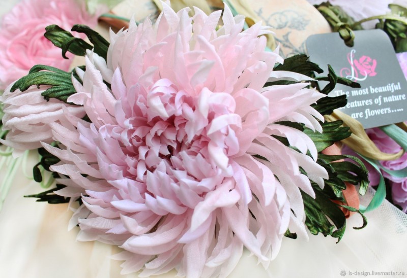 Шелковая брошь-хризантема «Pink Flower». Цветы из ткани