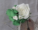 Ободок с цветочной композицией из белых роз.