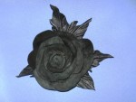Брошь-роза  из  натуральной  кожи  «Бархат  ночи»