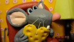 Объемная картинка с персонажем из полимерной глины. Влюбленный мышонок.