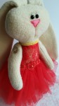 Маленькая зайка-тильда в воздушном красном платье