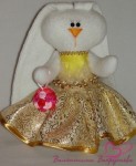 Маленькая зайка-тильда в золотом платье